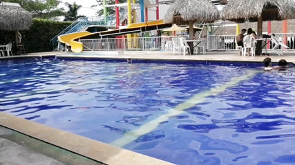Amateur couple kissing and masturbating in the pool, end up fucking in the bathroom